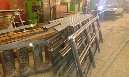 Производство лестниц с площадкой на заводе
